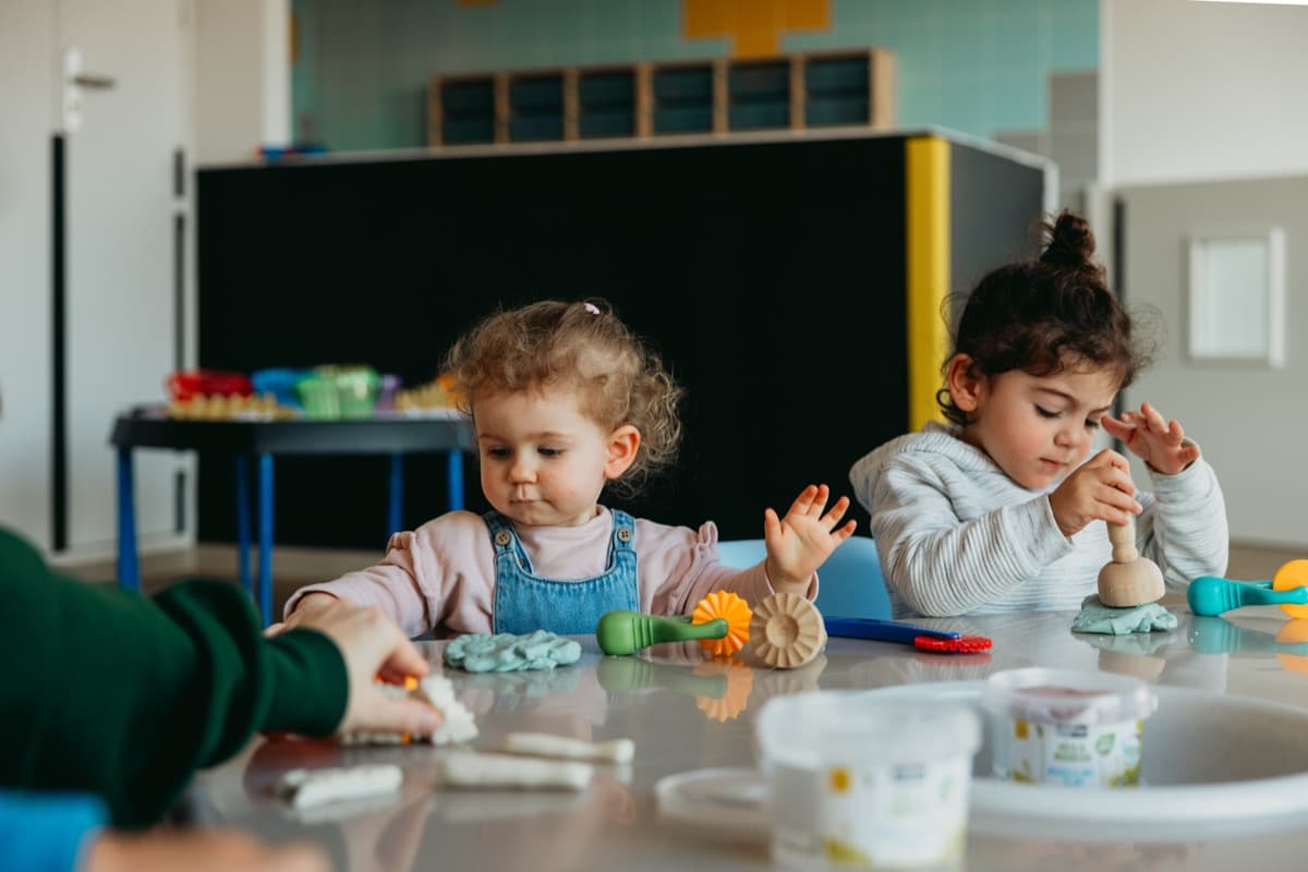 Enfants faisant de la pâte à modeler