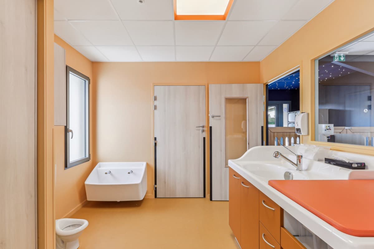 Espace de change accueillant aux tons chauds