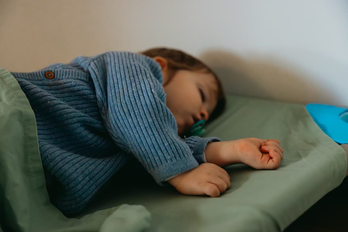 Enfant endormi paisiblement au dortoir de la crèche