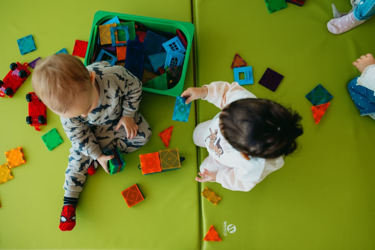 Enfants jouant avec des jeux de construction colorés