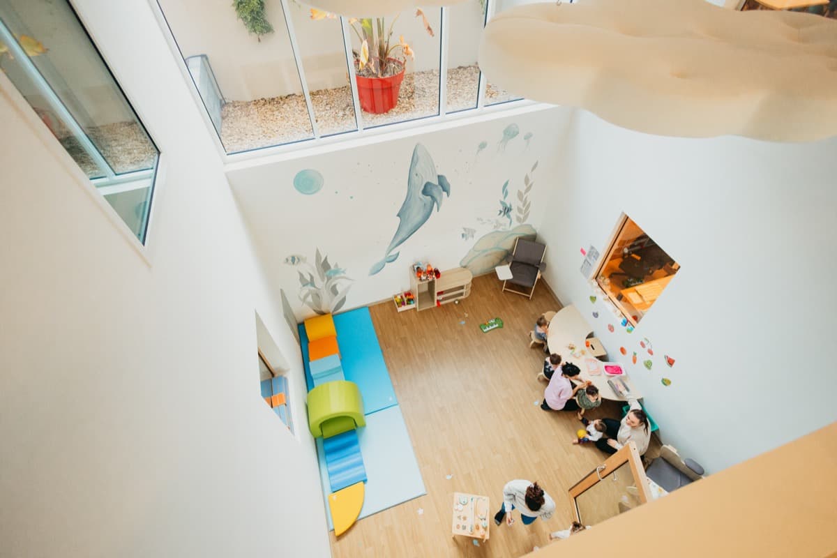 Section bébés avec fresque murale de baleine